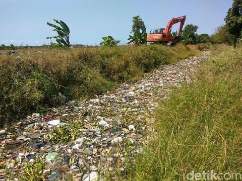 Sampah menumpuk di Sungai Sidoarjo/