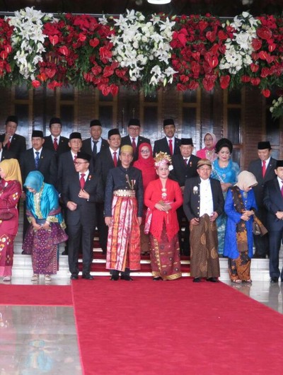 Foto Jokowi Pakai Baju  Adat  Bugis  Iriana Cantik Jadi 