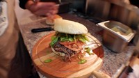 Chacarero merupakan sandwich dari roti bundar berisi steak tipis atau daging babi. Pelengkapnya tomat, cabe rawit, dan kacang hijau. Racikan ini khas Amerika Selatan.  Foto: Istimewa