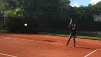 Perut besar menjelang kelahiran tidak lantas membuatnya berhenti melakukan latihan fisik rutin. Hal ini terlihat dari sejumlah foto dan video yang Serena update di media sosial pribadinya, Instagram. (Foto: Instagram/serenawilliams)