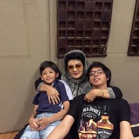 Tak lagi bermain sinetron, kini Farida menghabiskan waktunya bersama keluarga. Foto: Ist.