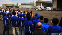Para pegawai PTDI mengabaikan pesawat N219 yang mendarat dengan mulus di Landasan Pacu Bandara Husein Sastranegara.