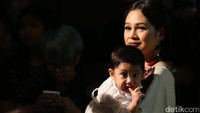 Kawa terlihat lucu dan menggemaskan saat digendong oleh Andien. Pool/Palevi S/detikFoto.