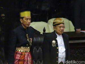 Puji Jokowi Pakai Baju Bugis, Nasir Djamil: Gagah dan Lebih Gemuk