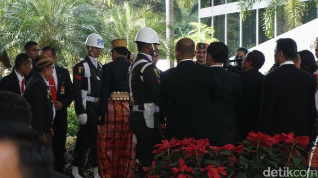 Datang Berbarengan, Jokowi-JK Tiba di Gedung DPR