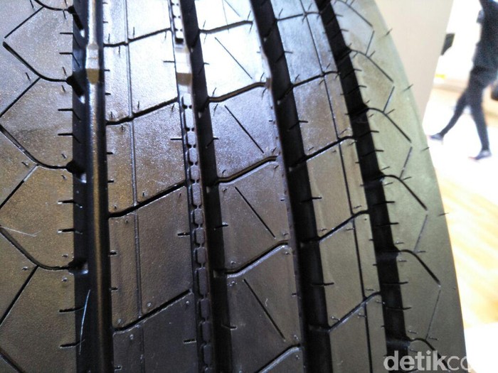 Aneka Ban komersial Goodyear