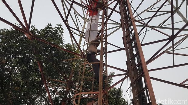 Pengibaran bendera merah putih di Gunung Pinang, Serang, Banten.