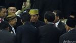 Foto: Saat Jokowi Diserbu Ajakan Selfie Anggota Dewan