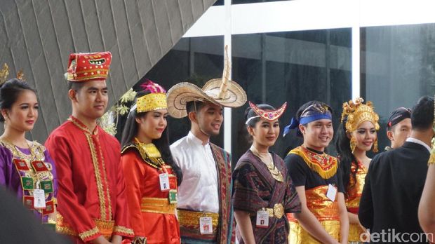 Presiden Jokowi disambut parade busana daerah.
