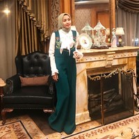 Jumpsuit panjang dan blouse model ruffle yang dikenakan Laudya Cynthia Bella membuat penampilan terlihat elegan. Gaya hijabnya sengaja dibuat simpel agar tak terlihat berlebihan. (Foto: Dok. Instagram)