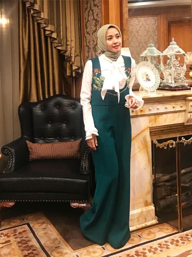 Jumpsuit panjang dan blouse model ruffle yang dikenakan Laudya Cynthia Bella membuat penampilan terlihat elegan. Gaya hijabnya sengaja dibuat simpel agar tak terlihat berlebihan. (Foto: Dok. Instagram)