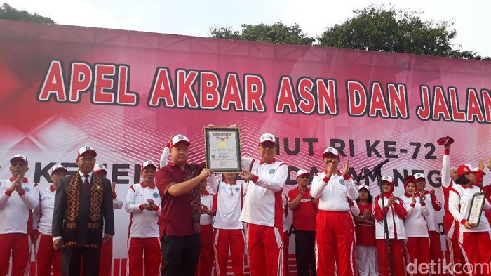 8.035 Peserta Ikuti Jalan Santai, Kemendagri Dapat Piagam MURI
