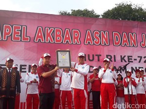 8.035 Peserta Ikuti Jalan Santai, Kemendagri Dapat Piagam MURI