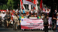 Mereka juga sempat turun ke jalan untuk dapat menarik minat pengunjung untuk mempelajari sejarah bangsa.