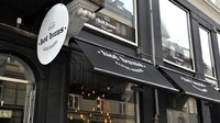 Hot Buns merupakan suatu kedai makanan di Copenhagen, Denmark. Burger menjadi menu utama di sana yang alamat lengkapnya di Gothersgade 3, 1123 (Hot Buns)