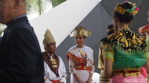 Presiden Jokowi disambut parade busana daerah.