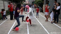 Adu ketangkasan memecahkan balon lawan.