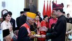 Disaksikan Megawati dan SBY, Jokowi Potong Tumpeng untuk Veteran RI