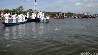 Di Kampung Laut merupakan Laguna yang terbentuk pulau-pulau, setidaknya terdapat sekitar 25 pulau di Kampung Laut dengan 5 pulau yang berpenghuni.