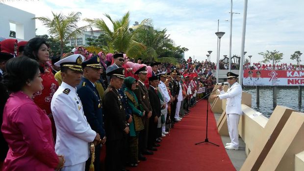 Wali kota Makassar Ramdhan 'Danny' Pomanto memimpin upacara HUT RI ke-72 di Pantai Losari, Makassar.
