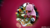 Sejumlah anak tampak antusias mengikuti lomba mewarnai.