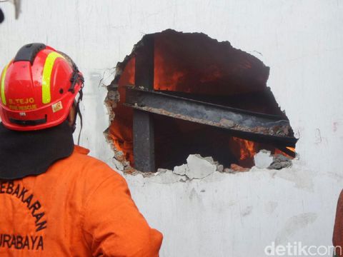 Petugas PMK jebol tembok gudang/