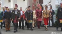 Seluruh tamu undangan di Istana Merdeka diwajibkan menggunakan pakaian adat Nusantara.  Tak terkecuali Jokowi yang memakai pakaian adat dari Kalimantan Selatan, dan Wapres JK mengenakan pakaian adat Bugis. (Foto: Biro Pers SetpresFoto: Bagus Prihantoro/detikcom)