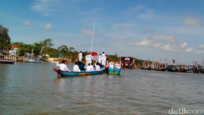 Warga Kampung Laut Cilacap Gelar Upacara di Tengah Laguna