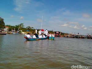 Warga Kampung Laut Cilacap Gelar Upacara di Tengah Laguna