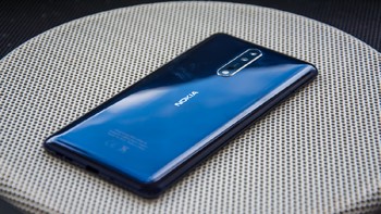 Ponsel flagship Nokia ini menggunakan lensa buatan Carl Zeiss baik untuk kamera depan maupun belakang. Foto: Pocket Lint