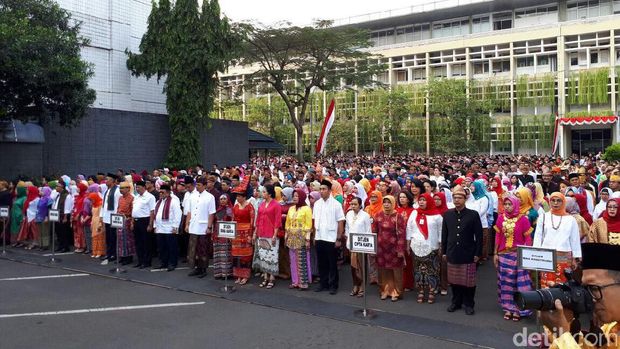 Gelar Upacara, Basuki dan Semua PNS Kementerian PUPR Berbaju Adat