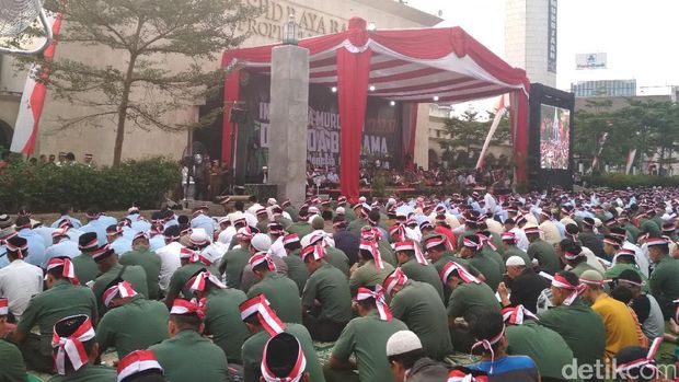 Saat Warga dan TNI Kompak Berdoa untuk Indonesia di Alun-alun Bandung