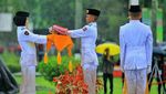 Merdeka! Semangat Paskibra Balikpapan Kibarkan Bendera Meski Becek