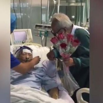  Cara Pria 81 Tahun Bangunkan Istri yang Koma Ini Bikin Hati 'Meleleh'