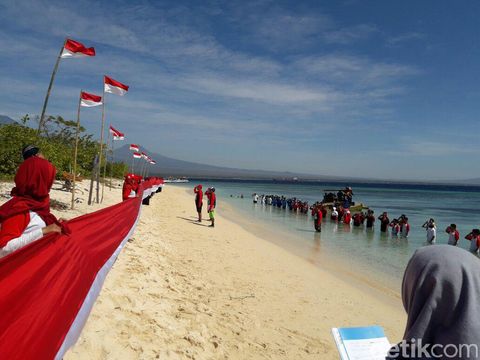 Warga Banyuwangi Upacara di Pulau Tak Berpenghuni/