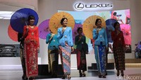 Para model beraksi di booth Lexus.