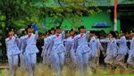 Merdeka! Semangat Paskibra Balikpapan Kibarkan Bendera Meski Becek