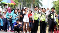 Tidak hanya warga lokal, tetapi banyak juga turis asing yang melihat jalannya upacara.