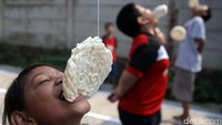 Lomba makan kerupuk berlangsung seru.