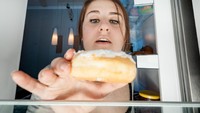 Kecenderungan lapar tengah malam bisa dipicu oleh stres. Peningkatan kadar kortisol atau hormon stres berpengaruh pada kadar gula darah, yang akhirnya memicu rasa lapar. Foto: Thinkstock