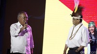 Kick off Indonesia Happy kehadiran dua menteri Kabinet Kerja. Ada Menteri Perhubungan Budi Karya Sumadi dan Menteri PUPR Basuki Hadimuljono yang siap bikin acara makin seru.