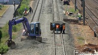 Pekerja melakukan proses pembangunan double double track di Buaran, Jakarta Timur, Rabu (16/8/2017).