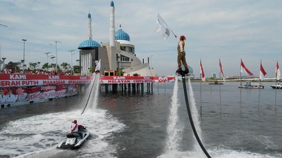 Foto: Keren! Merah Putih Dikibarkan Petugas Terbang di Pantai Losari