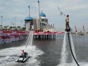 Foto: Keren! Merah Putih Dikibarkan Petugas Terbang di Pantai Losari