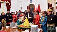 Jokowi juga memotong tumpeng untuk para veteran. Foto: Biro Pers Setpres