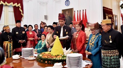 Disaksikan Megawati dan SBY, Jokowi Potong Tumpeng untuk Veteran RI