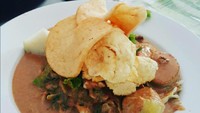 Gado-gado siram dari Gado-gado Boplo ini juga terkenal dengan saus yang lembut dengan topping kerupuk udang dan emping. (Foto: Istimewa)