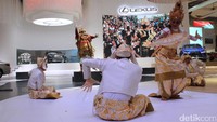 Selain itu ada juga sejumlah tarian daerah.