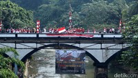 Para anggota Komunitas Ciliwung Depok melakukan upacara pengibaran bendera dalam rangka HUT Republik RI ke-72 di Jembatan Panus, Depok, Jawa Barat, Kamis (17/08/2017).