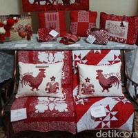 Kain perca menjelma dalam beragam bentuk, mulai dari sarung bantal, sendal, tas, selimut, hingga seperti lukisan.  Beberapa di antaranya tampil dalam instalasi seni yang unik. (Foto: Daniel Ngantung/Wolipop)